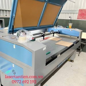 Máy cắt khắc laser 1390 công suất 100W phục vụ cắt mica phục vụ khách hàng làm quảng cáo