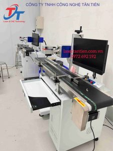 Máy khắc laser kết hợp băng chuyền tự động