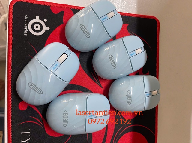 Khắc laser logo lên nhựa con chuột máy tính