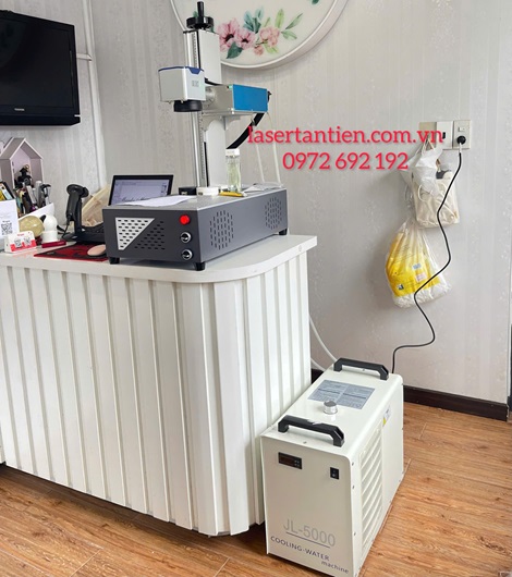 Máy khắc laser UV  khắc trên son môi và khắc lên chai nước hoa thủy tinh phục vụ cửa hàng mỹ phẩm