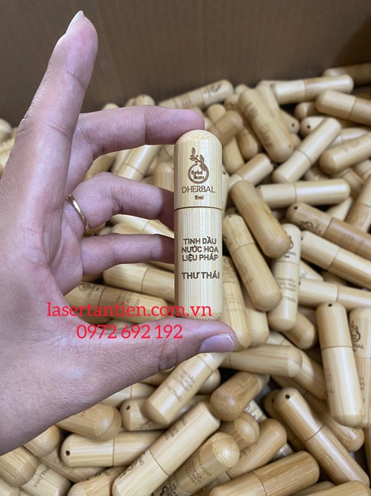 Khắc lên chai nước hoa tinh dầu gỗ