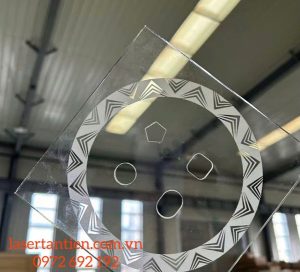 Máy khắc laser lên kính xe ô tô