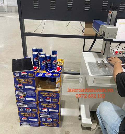 Máy khắc laser fiber cho thuê tại sự kiện nhà máy Suntory Pepsico