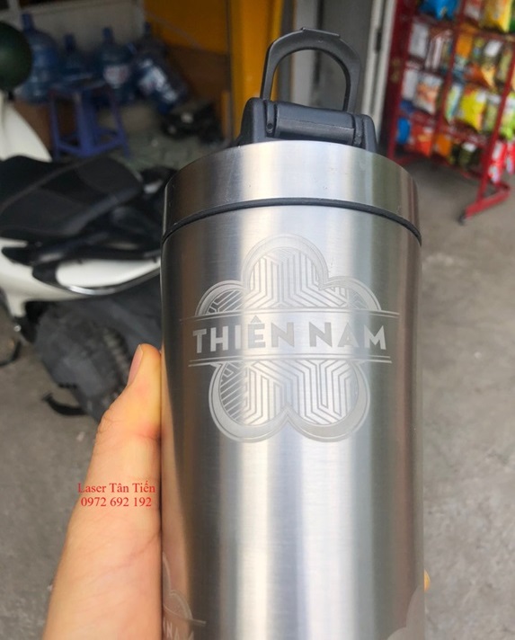 Máy khắc laser lên bình giữ nhiệt inox