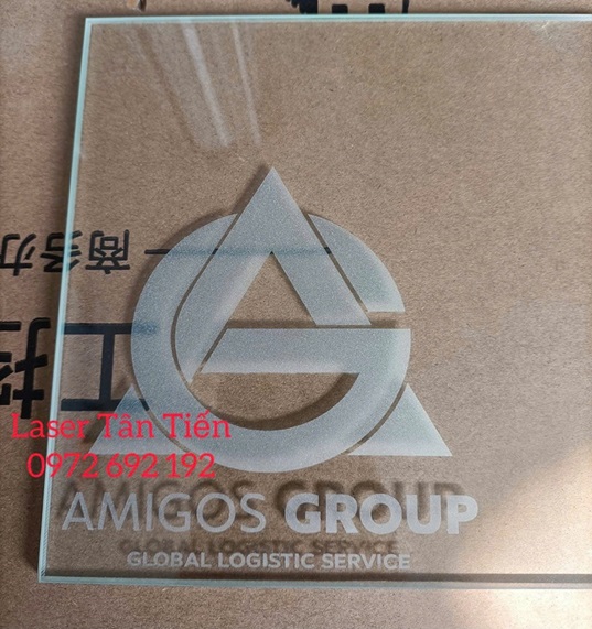 Khắc lên kính thủy tinh bằng máy khắc laser UV