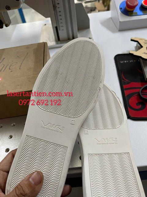 khắc laser lên đế giày